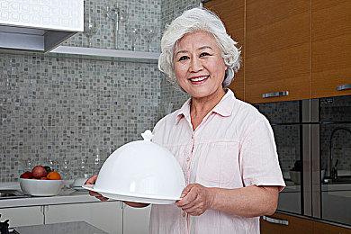 《真空饲育箱2》杂志扫图公开 少女会根据环境变形